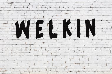 Üzerinde siyah boya izi olan beyaz bir duvar.