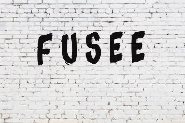 Kelimeler beyaz tuğla duvara yazıldı.