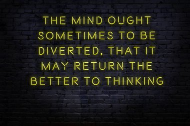 Tuğla duvardaki neon ışığın gece görüşü. Bilge Qoutation. 