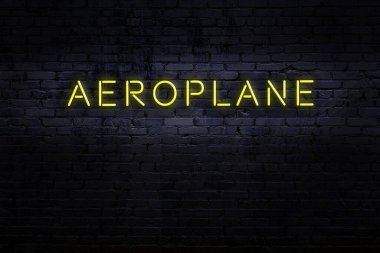 Duvardaki yazıtlı neon levhanın gece görüşü