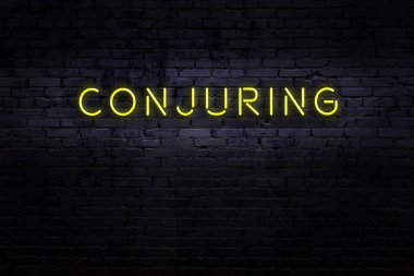 Neon işareti. Tuğla duvara karşı büyü yapmak. Gece görünümü