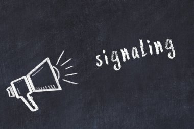 Kara karatahta üzerinde tebeşir hoparlörü ve yazıt işareti