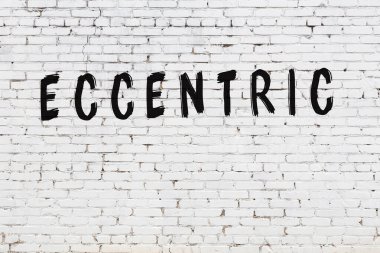 Beyaz tuğla duvara garip bir yazı yazılmış.