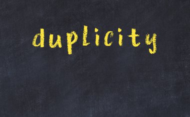 Üzerinde yazıt ikilemi olan siyah karatahta