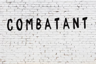 Üzerinde siyah boya yazıları olan beyaz duvar.