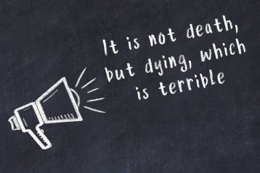 Siyah masaya hoparlör ve motivasyonel alıntının tebeşir çizimi