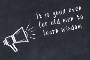 Siyah masaya hoparlör ve motivasyonel alıntının tebeşir çizimi