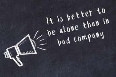 Siyah masaya hoparlör ve motivasyonel alıntının tebeşir çizimi