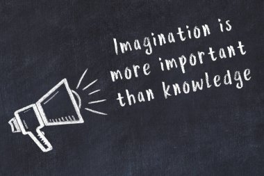 Siyah masaya hoparlör ve motivasyonel alıntının tebeşir çizimi