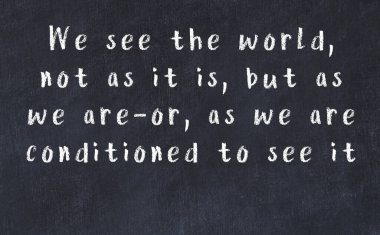 Üzerinde bilge yazılar olan siyah karatahta.