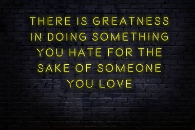 Akıllıca alıntı. Duvara karşı neon yazıtlar