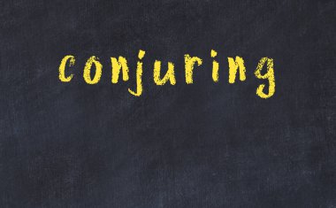 Üzerinde yazı olan siyah karatahta.