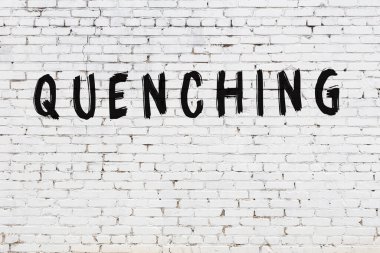 Üzerinde siyah boya yazan beyaz bir duvar.