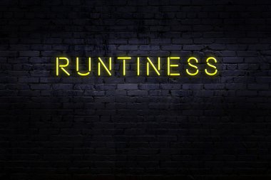 Tuğla duvardaki neon ışıklarının gece görüşü ve yazıtlar.