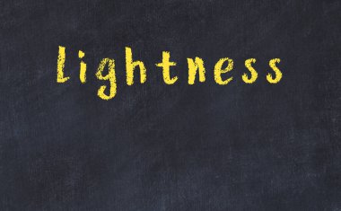 Üzerinde yazıt hafifliği olan siyah karatahta