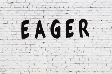 Kelimeler beyaz tuğla duvara yazılmıştı.