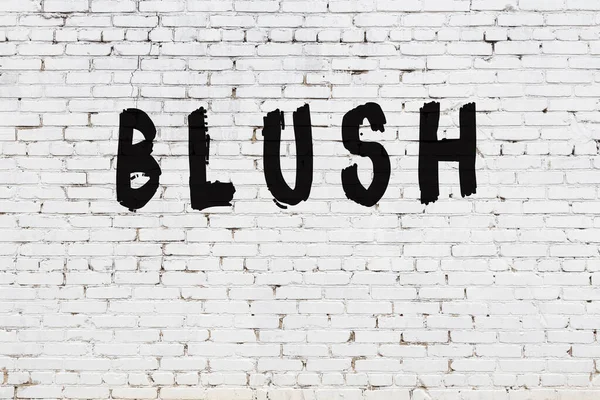 Blush palavra pintada na parede de tijolo branco — Fotografia de Stock