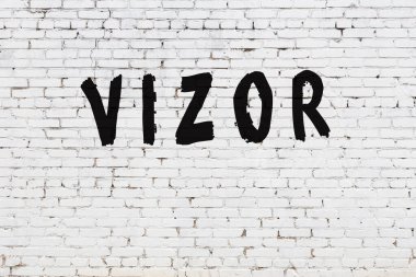 Üzerinde siyah boya yazılı vizör olan beyaz duvar.