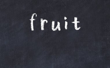 Üzerinde yazı meyvesi olan siyah karatahta.