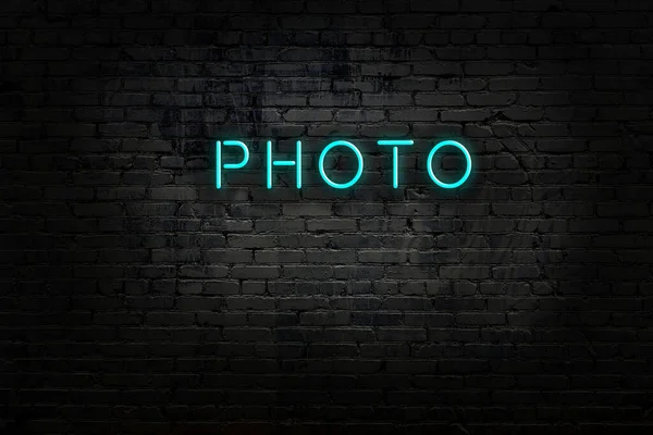 Neon bord met inscriptie foto tegen bakstenen muur — Stockfoto