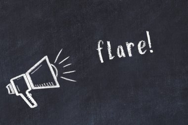 Tebeşir hoparlörü ve işaret fişeği siyah karatahtanın üzerinde