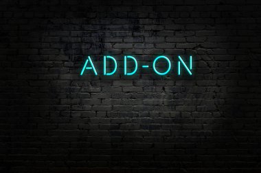 Tuğla duvardaki neon ışıklarının gece görüşü