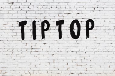 Üzerinde siyah boya yazıları olan beyaz duvar.