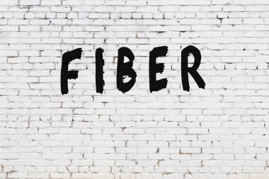 Üzerinde siyah boya lifleri olan beyaz bir duvar.