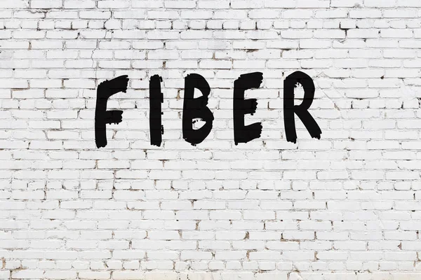 Üzerinde siyah boya lifleri olan beyaz bir duvar.