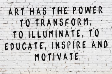 Bilgece alıntıların yazılı olduğu siyah boyanmış beyaz tuğla duvar