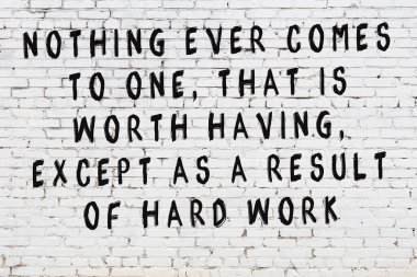 Beyaz tuğla duvar arkaplanına siyah düşünceli bir yazı.