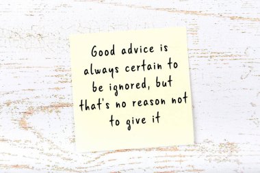 Ahşap duvardaki yapışkan notta bilgece bir alıntı 