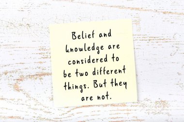 Ahşap duvardaki sarı yapışkan notta bilgece bir alıntı var.