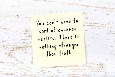 El yazısı motivasyon alıntısı olan sarı yapışkan not