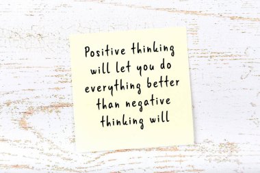 Ahşap duvardaki sarı yapışkan notta bilgece bir alıntı var.