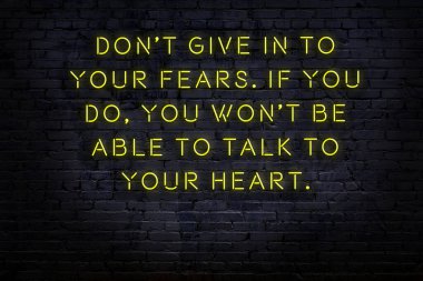 Akıllıca alıntı. Duvara karşı neon yazıtlar