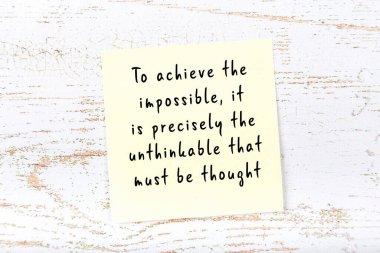 Ahşap duvardaki yapışkan notta bilgece bir alıntı 