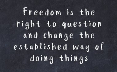 Siyah masadaki akıllı alıntıların tebeşiri.