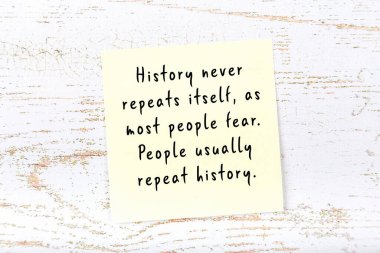 Ahşap duvardaki yapışkan notta bilgece bir alıntı 