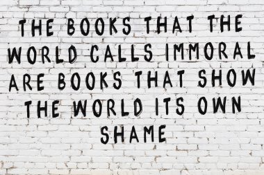 Beyaz tuğla duvar arkaplanına siyah düşünceli bir yazı.