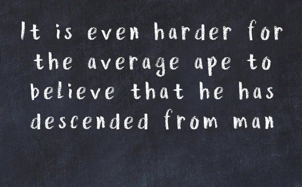 Üzerinde bilge yazılar olan siyah karatahta.