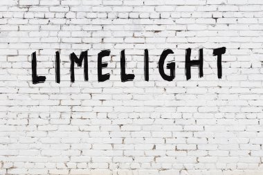 Sahne ışıkları beyaz tuğla duvara boyanmış.