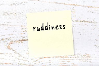 Ahşap duvarda el yazısıyla yazılmış kaba bir not var.