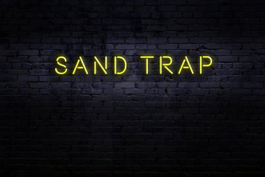 Neon işareti. Tuğla duvara karşı kelime tuzağı. Gece görünümü