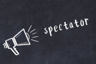 Siyah karatahtaya tebeşir hoparlörü ve yazı izleyicisi