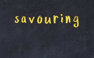 Üzerinde yazı olan siyah karatahta.