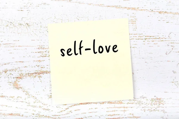 Gelbes Blatt Papier mit dem Wort Selbstliebe. Erinnerungskonzept — Stockfoto