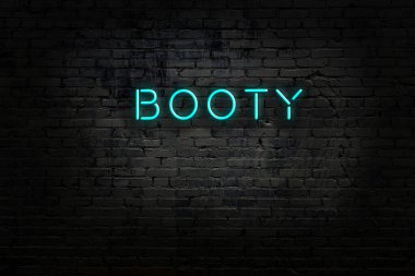 Duvara yazı kazınmış neon tabela