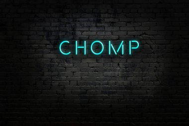 Duvara yazı yazan neon levhası.