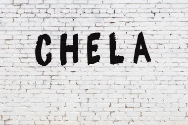 Kelime chela beyaz tuğla duvara boyanmış